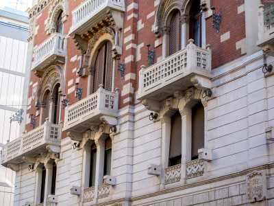La fascia centrale, con le sue finestre-balconi bifore provviste di arco, � la pi� lussuosa...